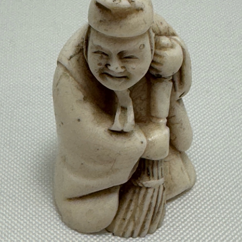 Japanese Netsuke Ivory-Tone  Figurine with Broom Rare